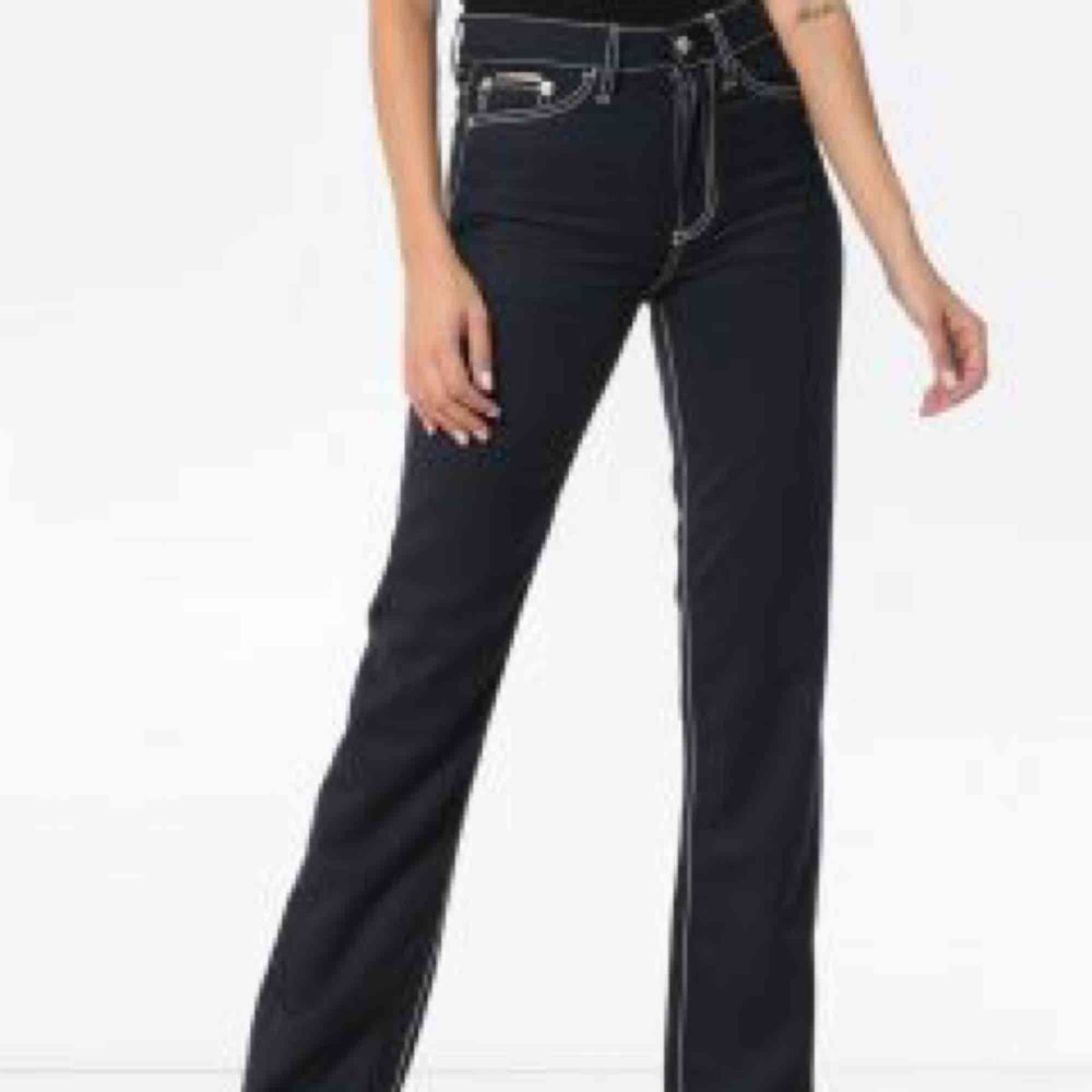 Eytys Cypress jeans i färgen Purple Velvet. Små i storleken, skulle säga att det mer är en 24. Halvår gamla i jätte fint skick. Kan mötas i Stockholm annars står köparen för frakt. . Jeans & Byxor.