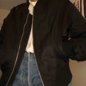 - Snygg bomberjacka som passar bra på våren och hösten. Den sitter som någon storlek mindre och har ett hål inne i ena fickan💜
