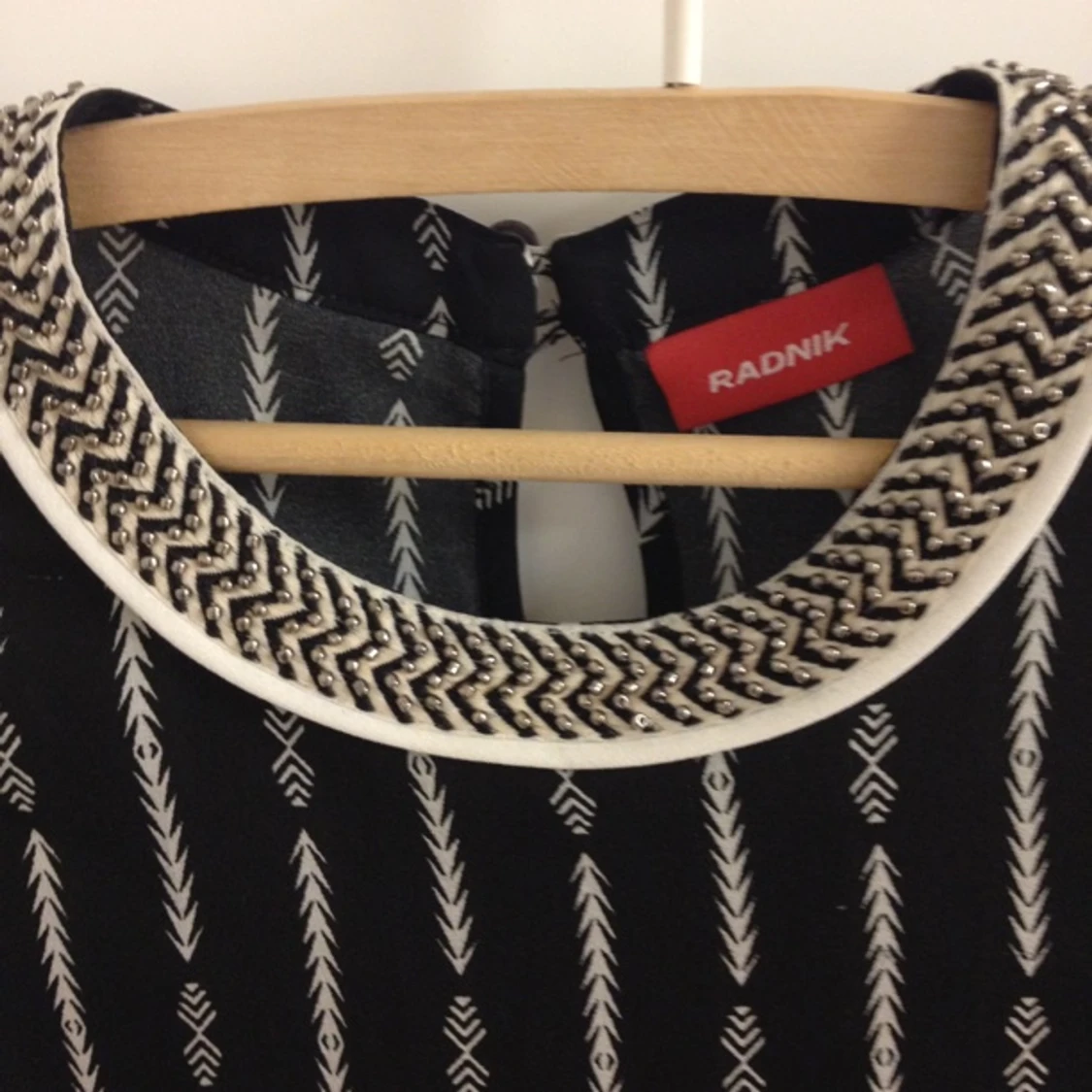 Klänning som slutar strax över knäna. Med fin krage och fina armar. Svart o vit mönstrad  - 1425923238