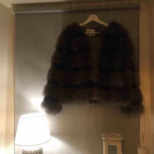  - Fuskpäls från Madlady. Använd Max 2 ggr. Köparen står för frakt.