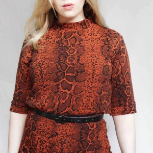  - Set med byxa och top, storlek 38. Sparsamt använt så i gott skick. +59 för frakt 