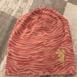  - En skön mössa som passar stor som liten. (53 -58 cm )Den är  perfekt till alla tillfällen. En älva är broderad framtill. 92% bomull 8% elastan.60 kr inkl frakten , den ser ut som ny! 