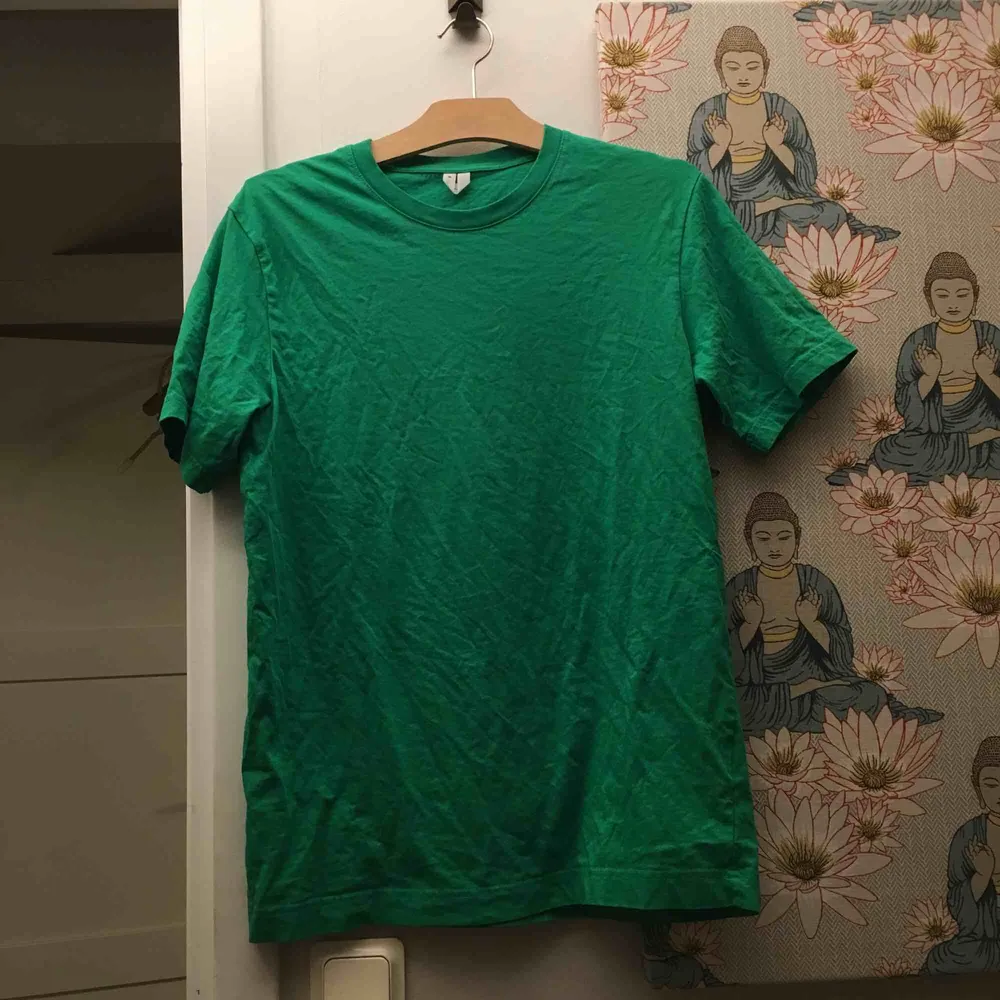 Enkel grön t-shirt i cool färg. Sitter snyggt oversized. T-shirts.