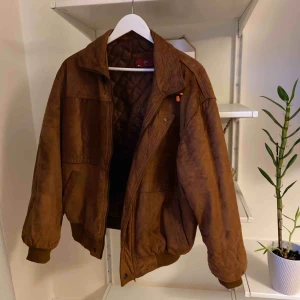  - Mocka-jacka i bombermodell (obs! Äkta mocka) köpt second hand. Säljes pga använder ej.