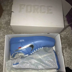  - hej säljer mina feta Skor av märket Nike air force Off white, storlek 45,5  aldrig använda hel nya som ni ser på bilden, allting som är i bilden ingår  skorna är köpta på Coolkicks In LA  nypris ligger 20000kr  här av er vid snabb affär 