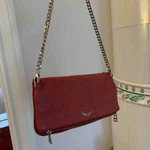  - Jättefin röd Zadig & Voltaire väska 🥰💕 köpt begagnad men är väldigt lite använd av mig. Lång och kort kedja följer med ⚡️⚡️