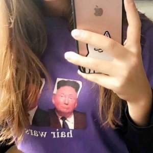 Cool tröja från Carlings med Trump och Putin på och texten ”Hair wars ”. Köpt förra året för 300kr