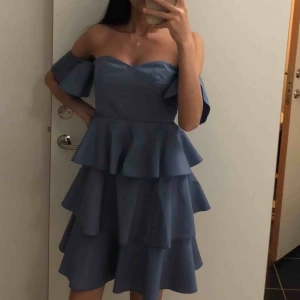  - Knälång festklänning från NAKD. 