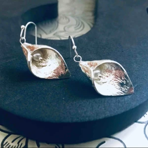  - Vintage örhängen.Vackra eleganta silverpläterade blom klockor  med syntetiska sötvattens pärlor. Nya krock örhängen. * leveras med en tjusig etuiet. * snabb leveranstid:1-3 vardagar. Beställing Swich  0734072784 