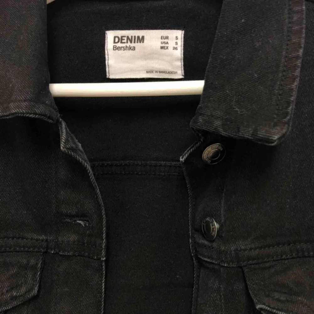 Svart jeans jacka från Berskha Använd ett fåtal gånger Nypris: 249kr  Säljer pga storlek för liten Säljer för 150kr+frakt  . Jackor.
