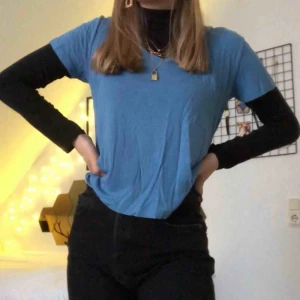  - Blå T-shirt med v-neck, knappt använd. Möts gärna upp i Stockholm eller fraktar för 40kr :)💕