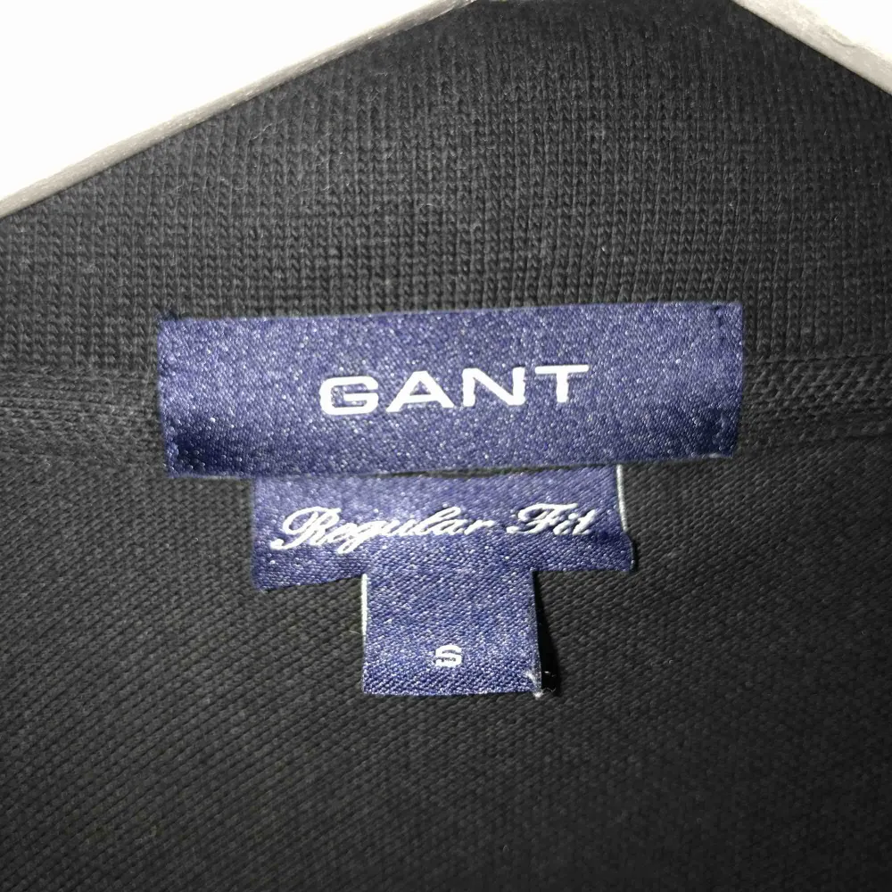 Svart Gant polo till salu! Använd men i bra skick, frakten ingår i priset. T-shirts.