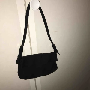  - Säljer denna superfina svarta mini handväska, aldrig använd! Frakt inräknat i priset💕 Köpt här på plick, inget fel på den utan den kommer bara inte till användning :)
