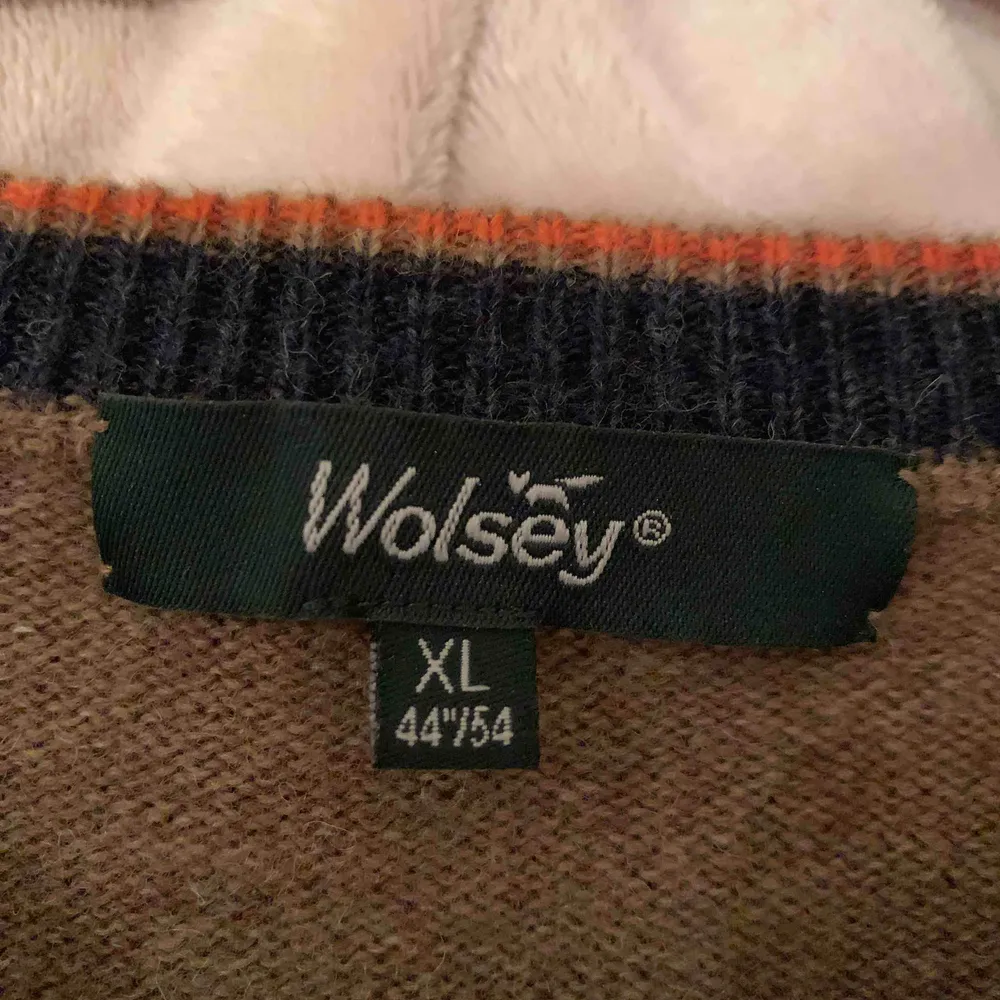 En stickad tröja från märket Wolsey. Storleken är XL men är inte såå överdrivet oversized. Tröjan är köpt för 200 kr och är aldrig använd. . Stickat.