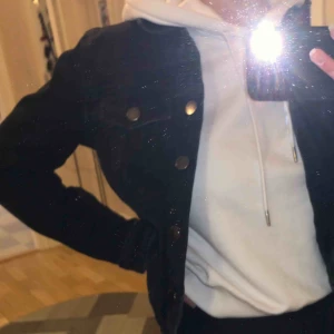  - Svart jeansjacka, endast använd vid fåtal tillfällen (köparen står för frakten, 65 kr)💞