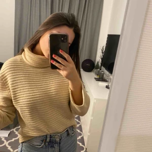  - Snygg polotröja som inte kommer till användning längre. Priset går att diskutera. Frakt tillkommer💓💓