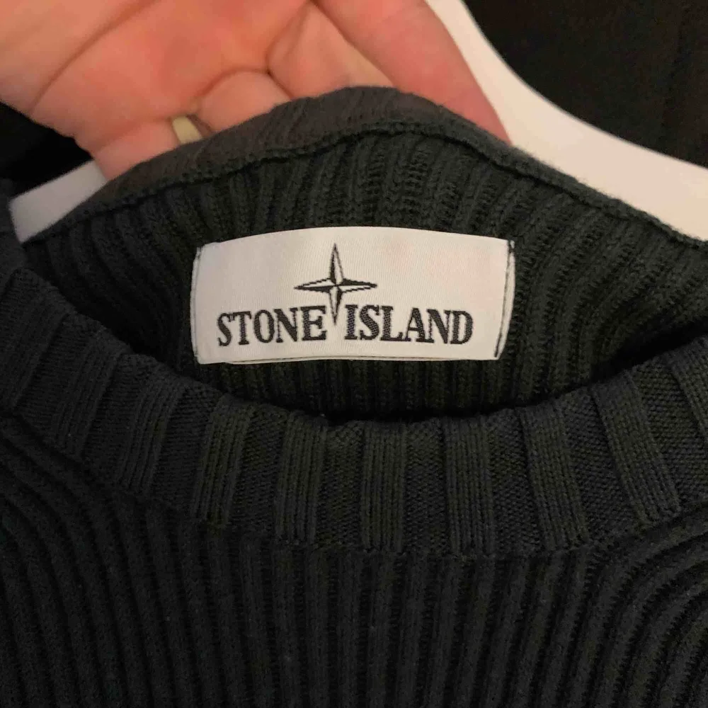 Stone island tröja, använd 1-2 gånger, nypris ca 3000 men säljer för 1500 eller högst bud. Skick 10/10. Tröjor & Koftor.