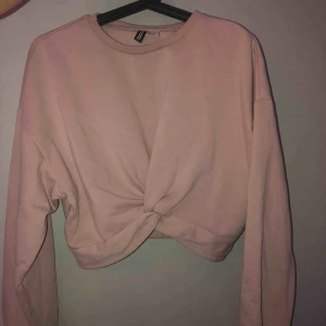  - Gammalrosa sweatshirt, kort i midjan, heller inte elastisk vid midjan, använd få gånger 