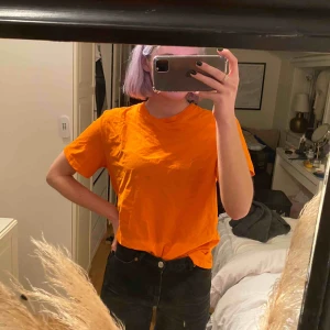  - Orange t-shirt från Weekday i bra skick! Kan mötas upp i Göteborg eller skickas. Frakt ingår i priset🥰