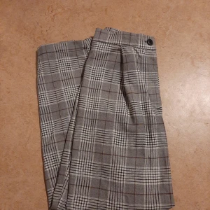  - Rutiga byxor från HM med stratchig midja. 60kr.