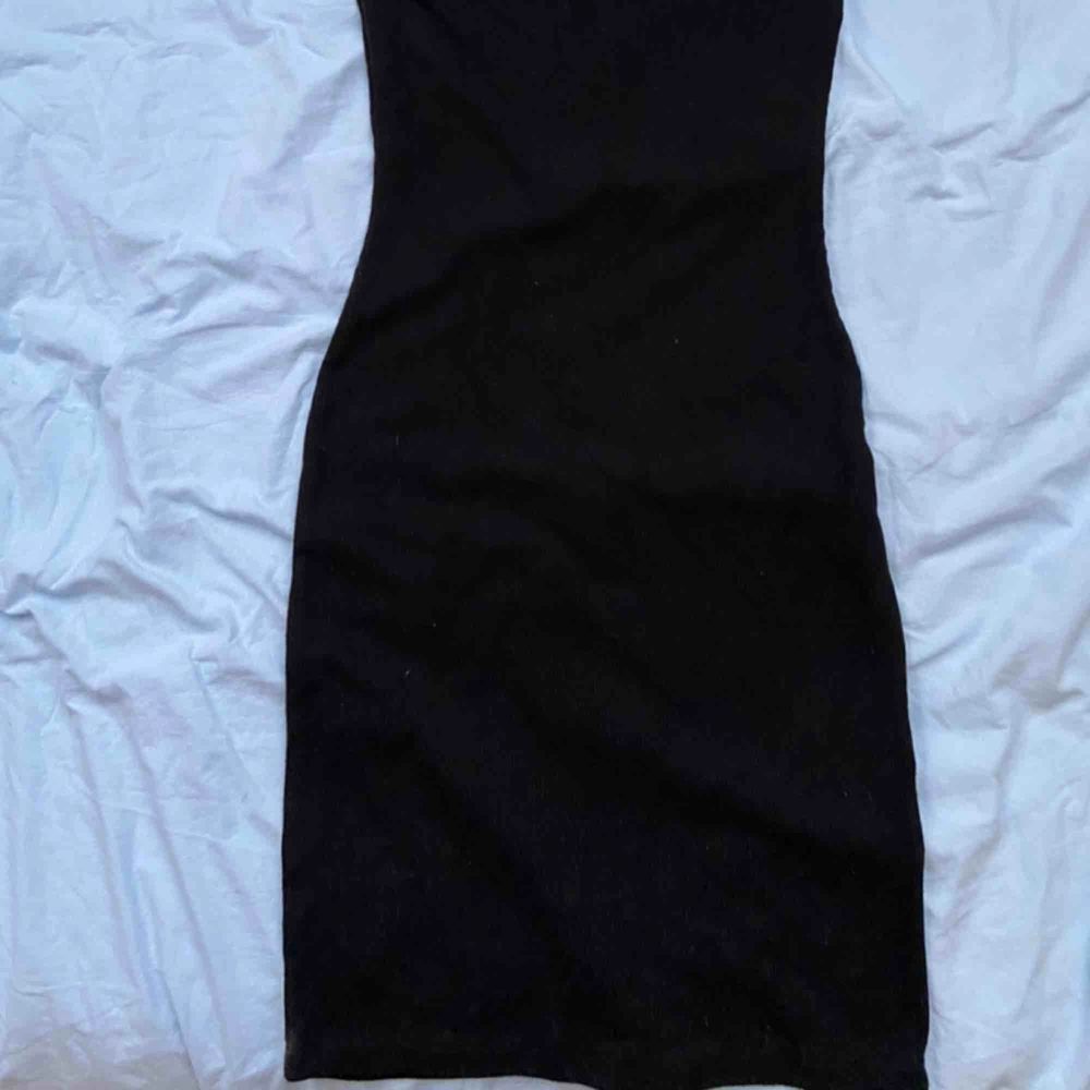 Ribbad svart tajt klänning. Behagligt mjukt material som sitter fint💖. Storlek XS från BikBok. Du står för frakten😘. Klänningar.