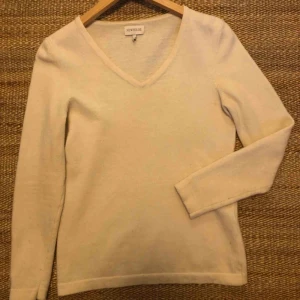  - Krämvit stickad tröja i 100% ull. Fryser aldrig i denna! Passar XS snarare än S. 