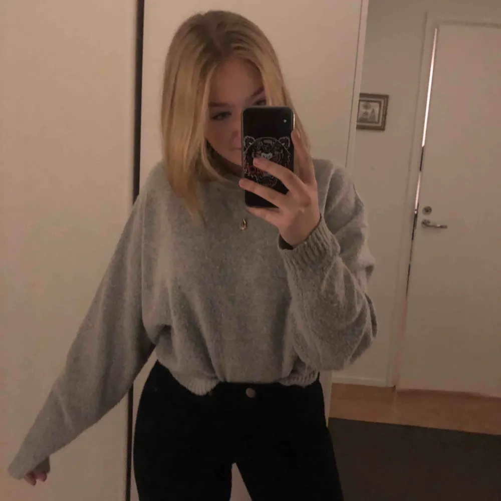 Ljusgrå mysig oversized tröja från NELLY (NLY trend). Köpte hösten 2019 och är i bra skick.. Tröjor & Koftor.