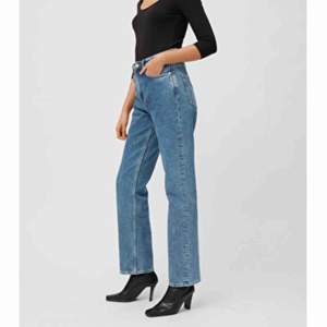 Riktigt fina jeans med bra kvalite från weekday, mycket trendiga just nu, säljs billigt för den har en liten fläck på benet men går förmodligen bort om man försöker🕺🏿✌🏼💞