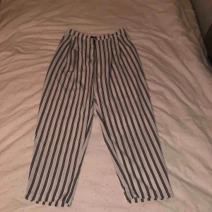  - Fina randiga byxor från Monki. Använd fåtal gånger.
