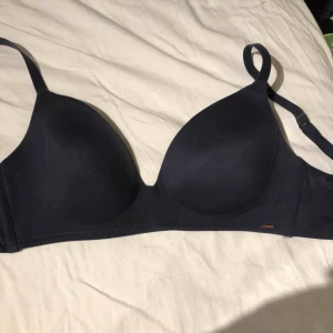  - Helt ny bygellös bh. Fel storlek för mig. Endast testad! (Vid köp av flera bh-ar blir det paketpris!)