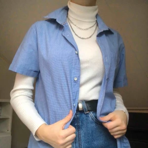  - En blå kortärmad skjorta i bra skick. Köparen står för frakten