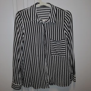  - Blus/skjorta från pull and bear, helt ok skick. ❤️ Möts upp i Stockholm, helst på Södermalm. Om du köper flera saker kan vi komma fram till ett bra paketpris.