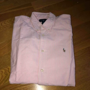  - Fin ralph lauren skjorta i bra skick. Storlek 16-18 år) passar xs/s. 100 kr + frakt