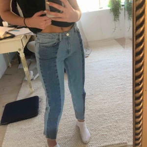  - Säljer mina supersnygga jeans från Nakd. Helt nya, endast använda någon enstaka gång. Brukar variera mellan storlek s och xs i byxor och dessa sitter verkligen helt perfekt. Tyvärr är de inte riktigt min stil längre och kommer aldrig till användning.