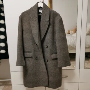 dösnygg kappa - hekt ny kappa från weekday! super trendig och chic 🌪️ orginalpris är 1500 kr. passar flera storlekar. 