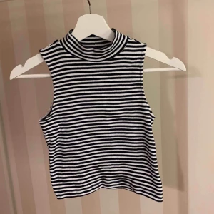  - En fin svart/vit topp från H&M - divided i storlek S Använd men ändå i ett fint skick! 97% Bomull 3% Elastane 