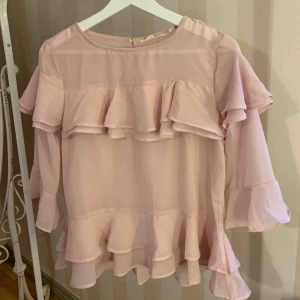 - En fin ljusrosa blus, använd några få gånger! 100% Polyester  Köpt på ullared för 149kr