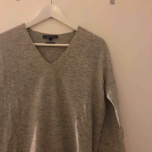  - Tröja från Tommy hilfiger i en ull och cashmere blandning