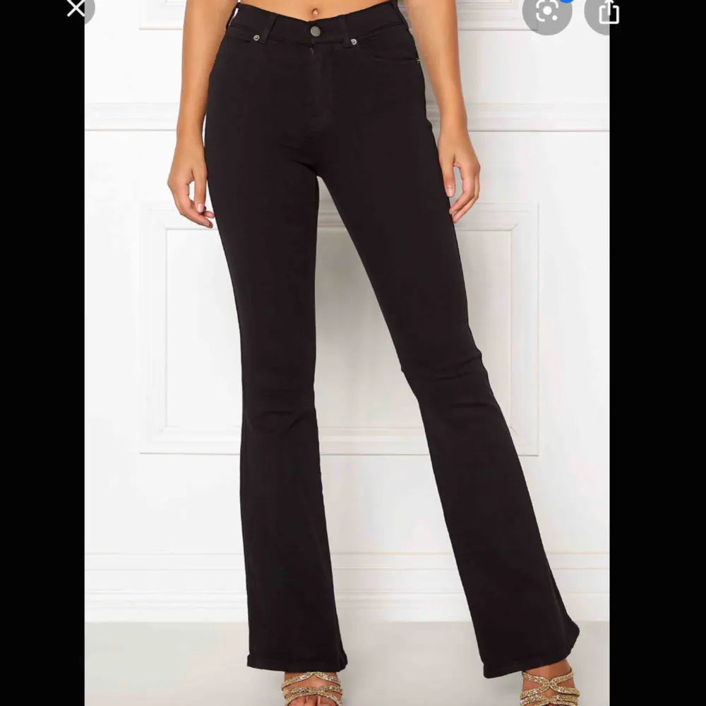 Säljer mina svarta/mörkgråa ( urtvättade ) dr denim jeans. Passar Xs och S, längd 30. Jeans & Byxor.