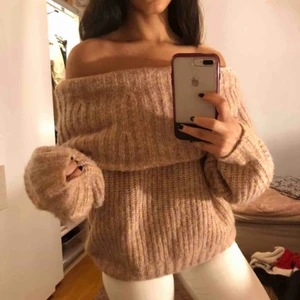  - Sjukt mysig och stor stickad tröja i st S, den passar alla storlekar beroende på hur man vill att den ska sitta💛 Väldigt bekväm på huden och sticks inte. Använd endast 1 gång, i princip helt ny🌟 frakt tillkommer 