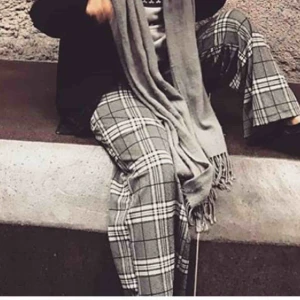  - Vida kostymbyxor i polyester från Gina tricot, super sköna med stora fickor och resor i midjan. Sälj få som ty ärr är lite för långa för mig☹️🖤