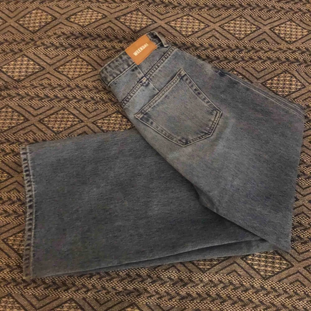 Säljer ett par ljusblåa Ace jeans från weekday i storleken 28/30. De är i jätte bra skick och använda ett fåtal gånger, men säljer för att de har blivit lite försmå på mig. Köptes för 500kr. Hör av er för mer info💕. Jeans & Byxor.