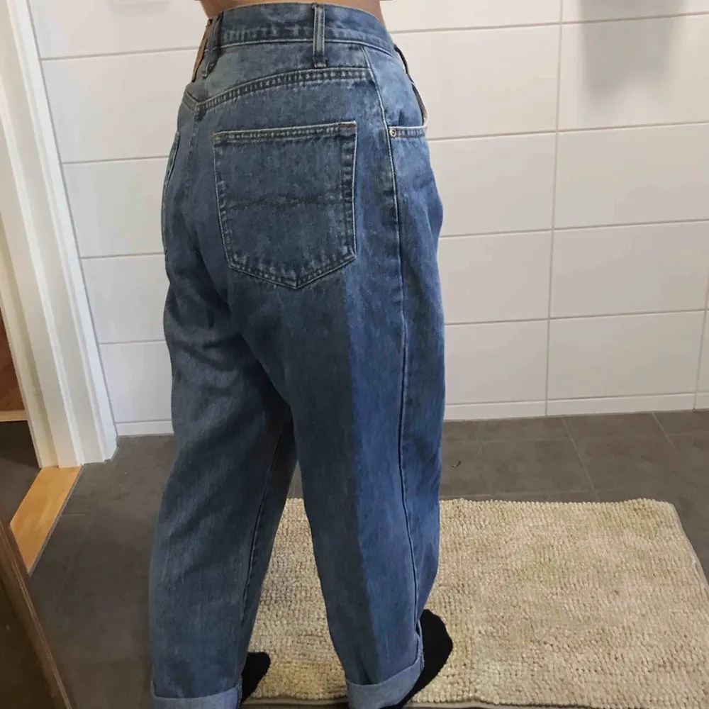 aldrig använda jeans som jag tänkt sy in men aldrig gjort. typ mom jeans. för stora för mig som normalt är strl 36. är 155cm men jag må vika upp dem två ggr (se bild). Jeans & Byxor.