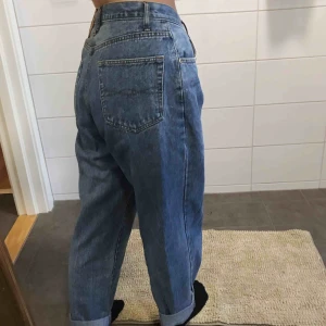  - aldrig använda jeans som jag tänkt sy in men aldrig gjort. typ mom jeans. för stora för mig som normalt är strl 36. är 155cm men jag må vika upp dem två ggr (se bild)