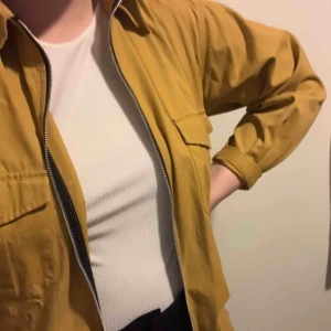  - Superfin senapsgul jacka från Beyond Retro!! Har tyvärr inte använts så mycket som jag önskat så hoppas någon annan kan få mer användning av den🌸 Står ingen storlek men jag är M/L och den passar mig bra. Frakt ingår!