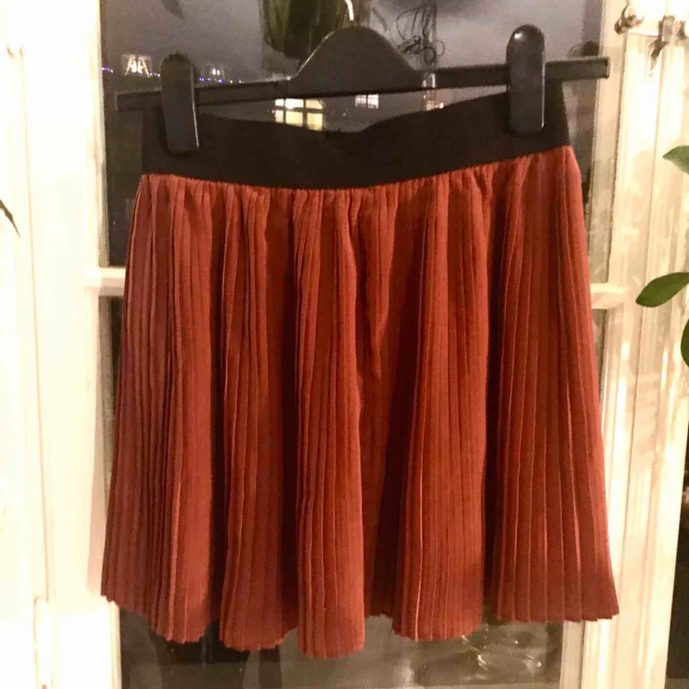 Tom Tailor pleated skirt in rust-red with an elastic black waistband in XS (34).. Kjolar.