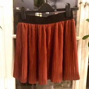 Tom Tailor pleated skirt in rust-red with an elastic black waistband in XS (34).