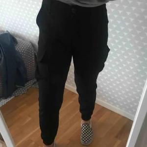  - Ett par svarta snygga byxor från Bershka fickor på sidorna. Det är ett mjukt och lite mer stretchig material. Använder dem alldeles för lite. Frakt 40kr💕