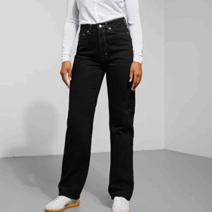  - Ett par as snygga jeans som är använda fåtal gånger. Jag är 175 och dem sitter lite över fotknölen så inte enda ner🌟