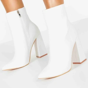  - Helt nya skor från boohoo i storlek 37! Skorna är små i storleken och tyvärr gick det ej att skicka tillbaka dem. Säljer dem då dem var för små!  Jag kan mötas upp i Värnamo och Jönköping 